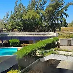 Apto espaçoso, portaria com segurança 24 horas, 2 vagas de estacionamento coberto, piscina adulto e infantil, 2 quadras da praia, próximo ao Crocobeach e Chico do Caranguejo, UPA, supermercado e shopping Rio Mar